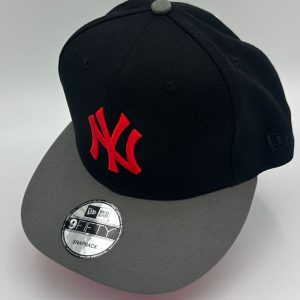 GORRA BEISBOLERA PLANA NY NEGRO - ROJO