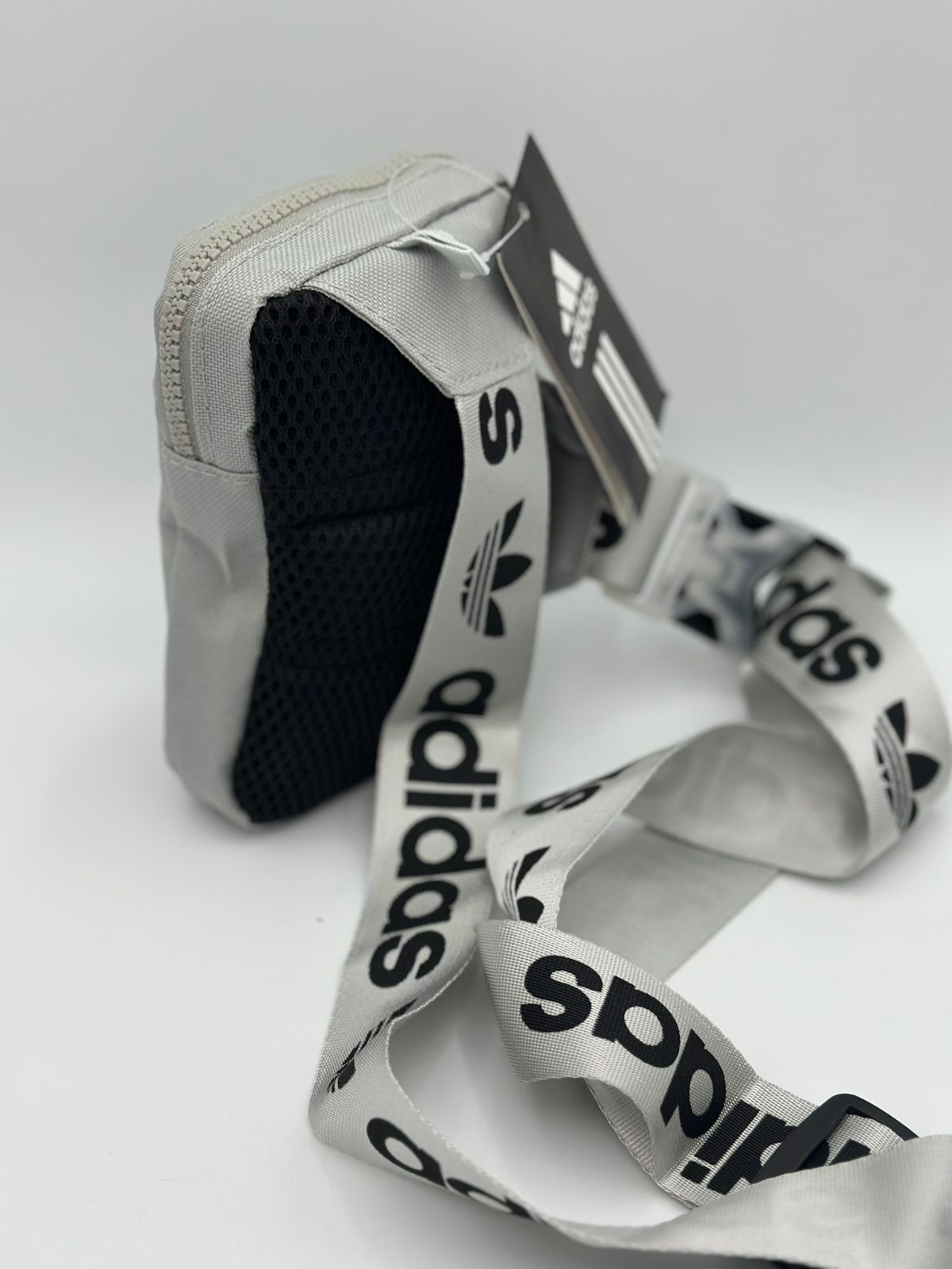 BOLSO MANOS LIBRES ADIDAS GRIS CLARO - Imagen 2