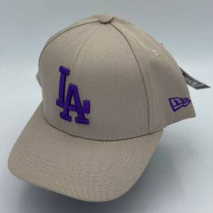 GORRA BEISBOLERA LA NUDE  CON VIOLETA