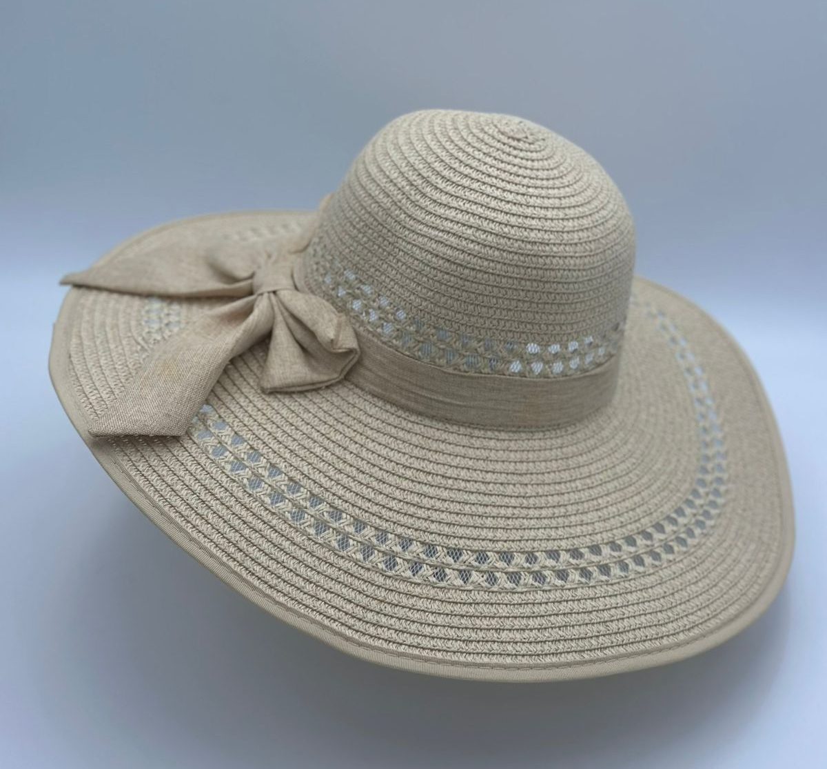 SOMBRERO ALA ANCHA COLOR MARFIL, MOÑO