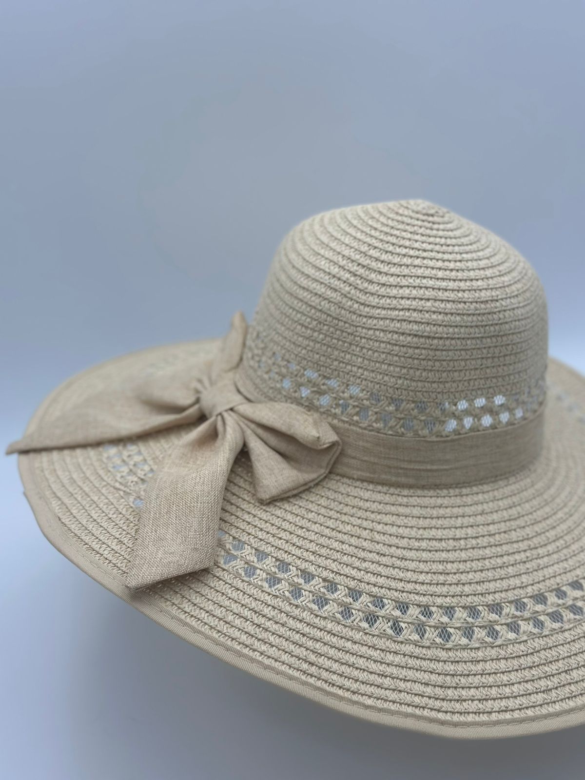 SOMBRERO ALA ANCHA COLOR MARFIL, MOÑO - Imagen 2