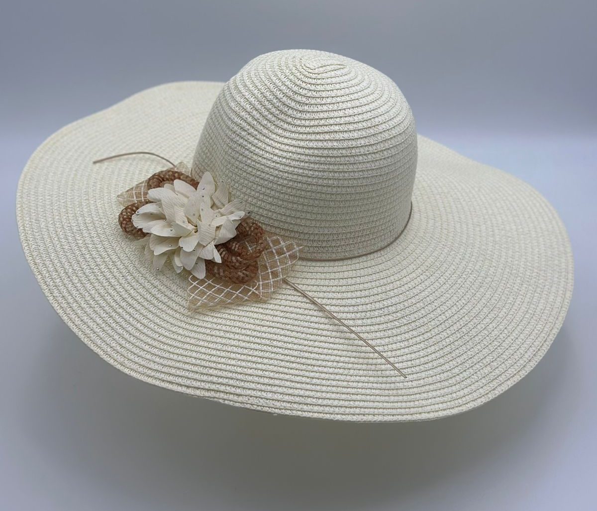 SOMBRERO ALA ANCHA COLOR MARFIL, FLOR