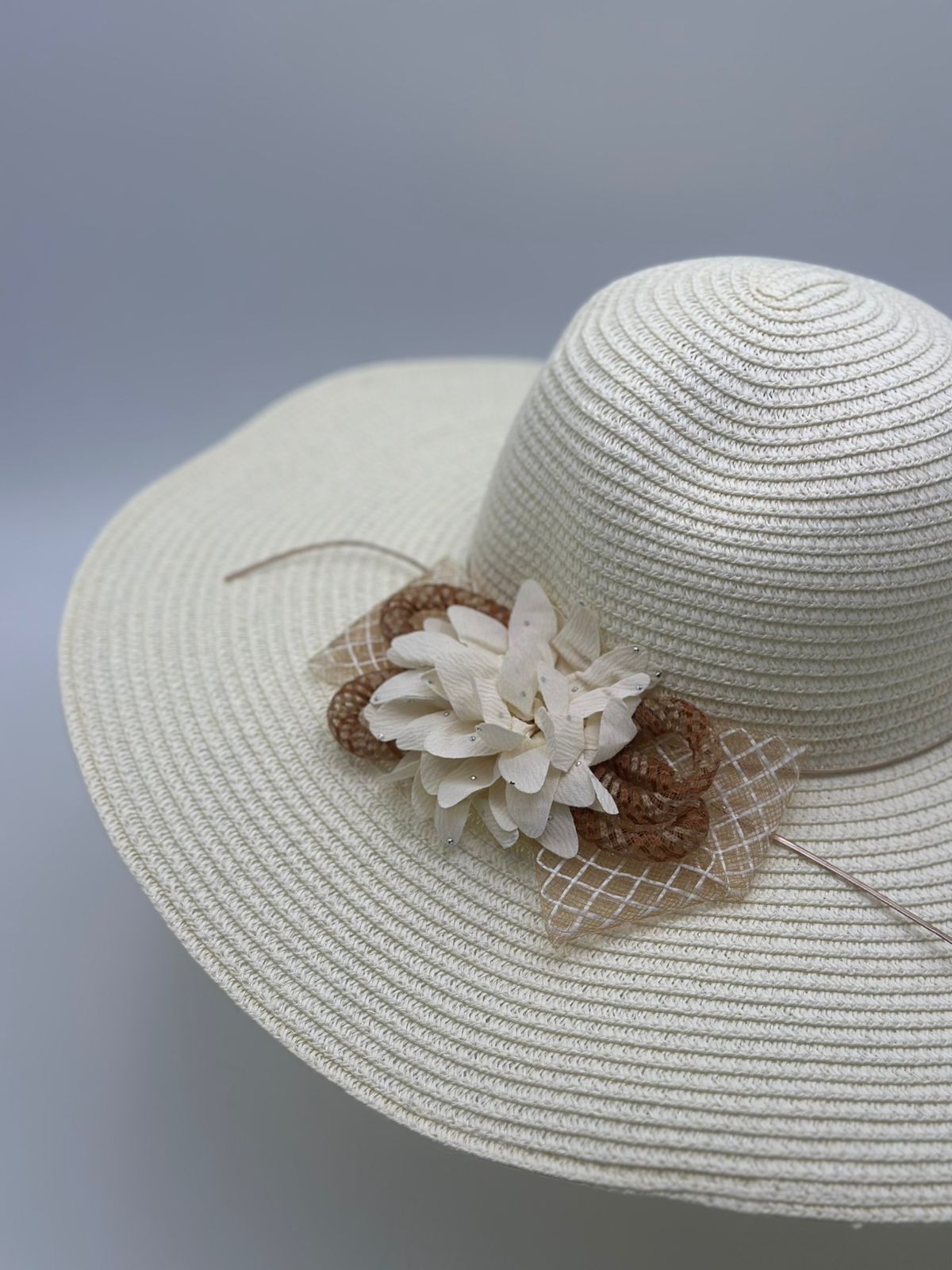 SOMBRERO ALA ANCHA COLOR MARFIL, FLOR - Imagen 2
