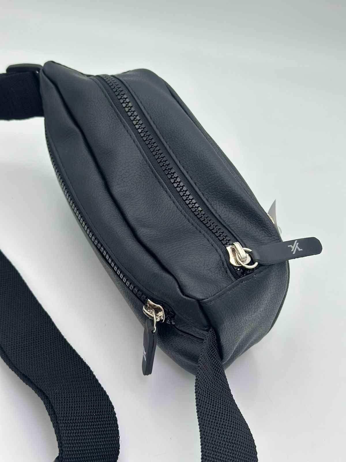 RIÑONERA Y/OUT NEGRA - BLANCO - Imagen 2