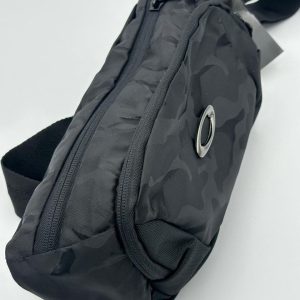 RIÑONERA OAKLEY DEPORTIVA NEGRA