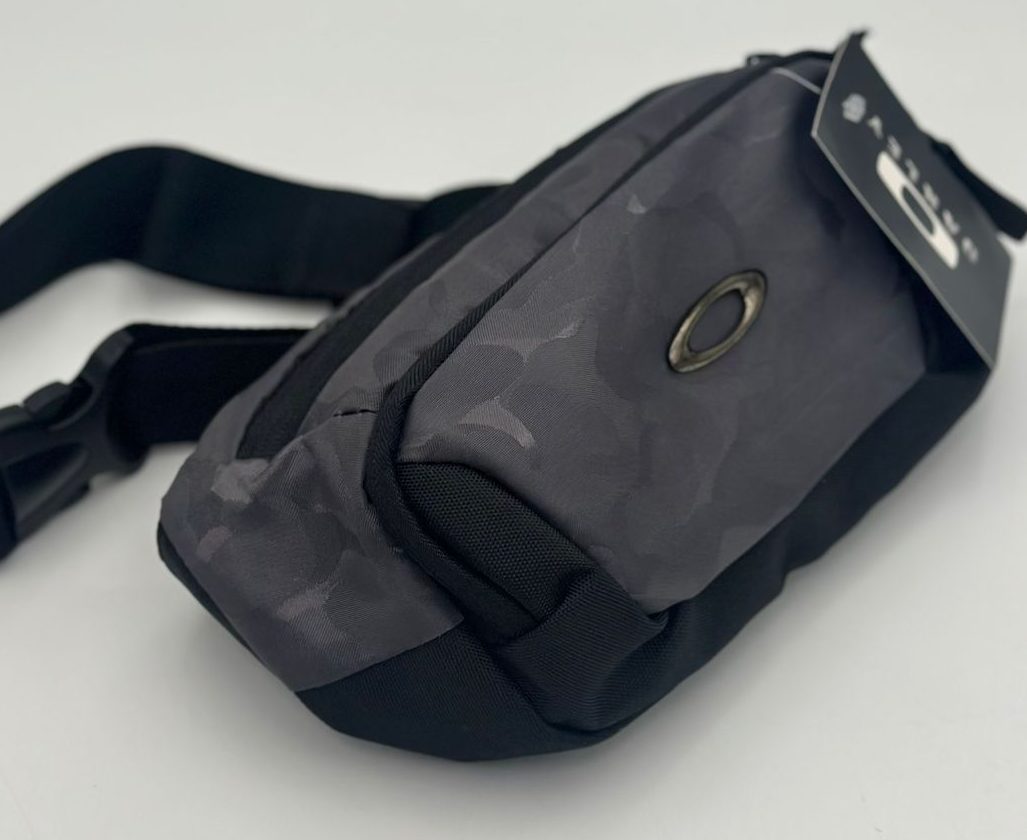 RIÑONERA OAKLEY DEPORTIVA GRIS