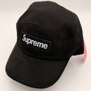 GORRA SUPREME CINCO PANELES NEGRA