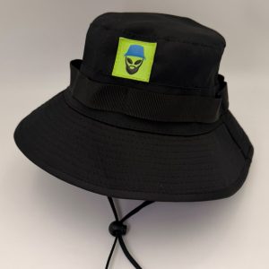 PESQUERO NEGRO CON APLIQUE VERDE