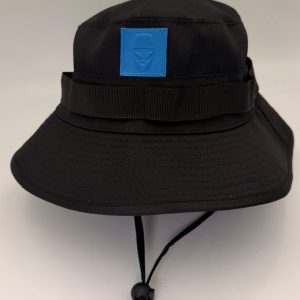 PESQUERO NEGRO CON APLIQUE AZUL