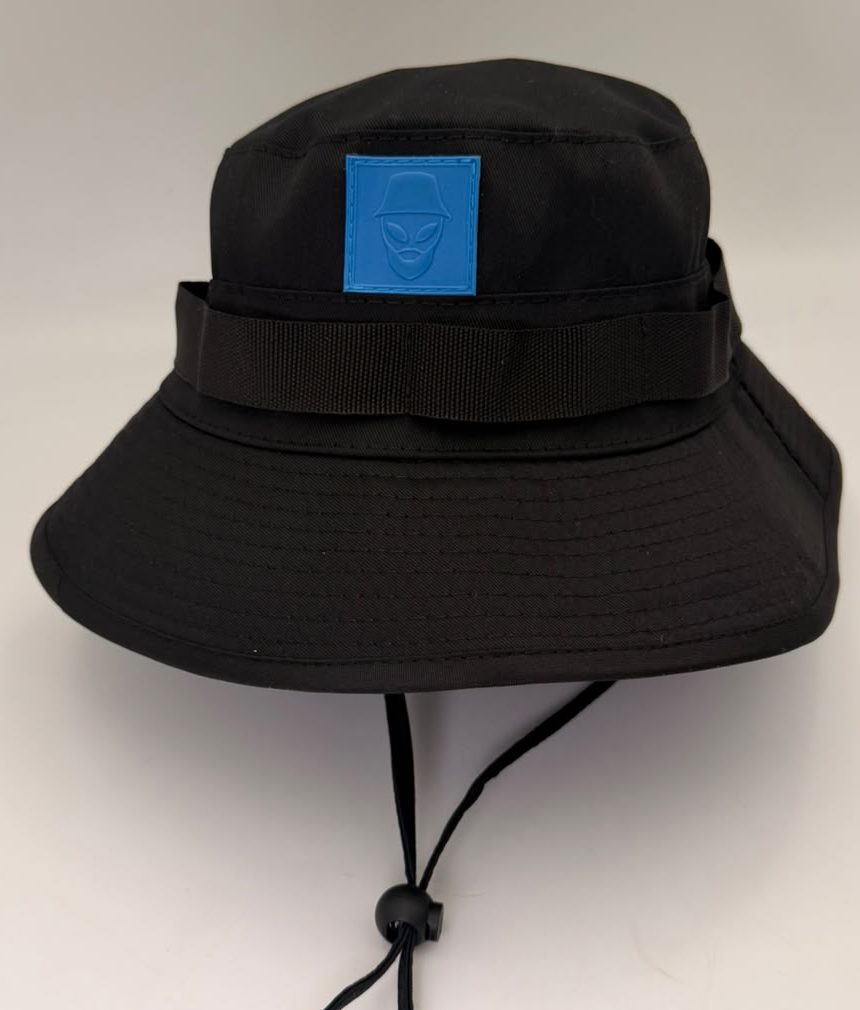 PESQUERO NEGRO CON APLIQUE AZUL