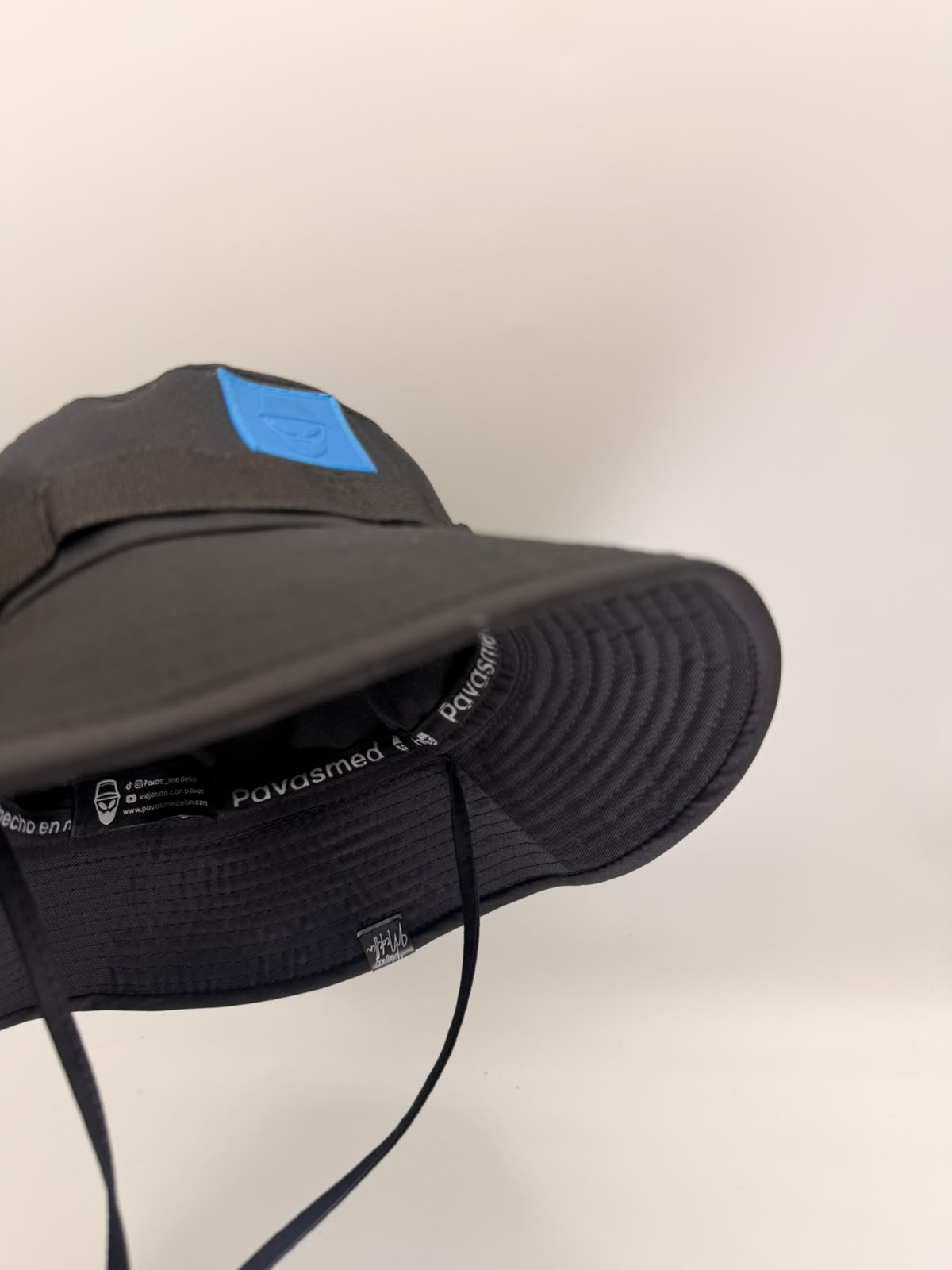 PESQUERO NEGRO CON APLIQUE AZUL - Imagen 2